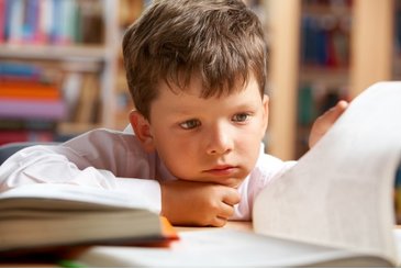 Lý do cha mẹ chọn sai đèn bàn học chống cận khiến con càng thêm cận